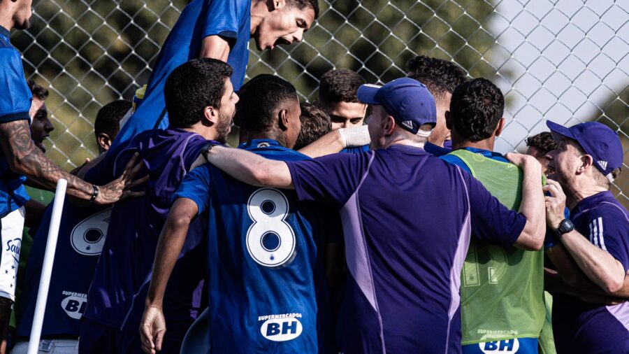 Time de base do Cruzeiro comemorando um gol