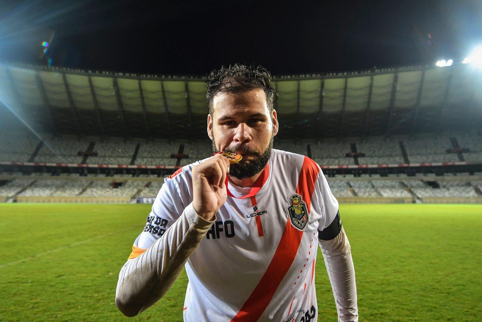 Victor Martins mordendo uma medalha