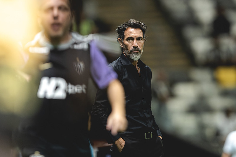 Eduardo Domínguez na partida contra o Cienciano na Arena MRV