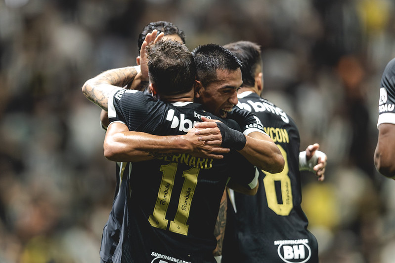 Bernard comemora com Cuello o segundo gol do Galo