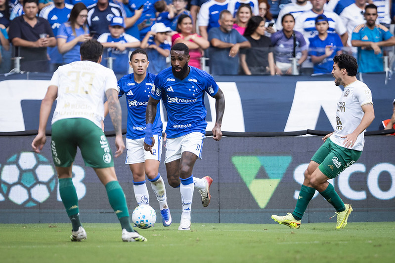 Cruzeiro vence a Chapecoense e sobe na tabela.