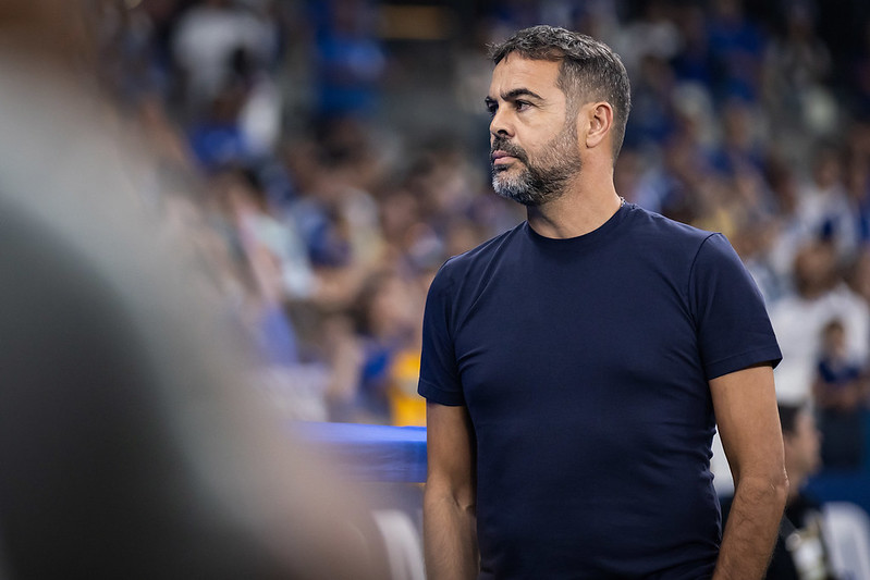 Artur Jorge vai pra pausa da Copa do Mundo em alta no Cruzeiro.